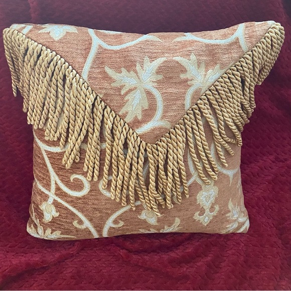 Rustic golden decorative pillow with fringe fancy and embroidered - Picture 2 of 10